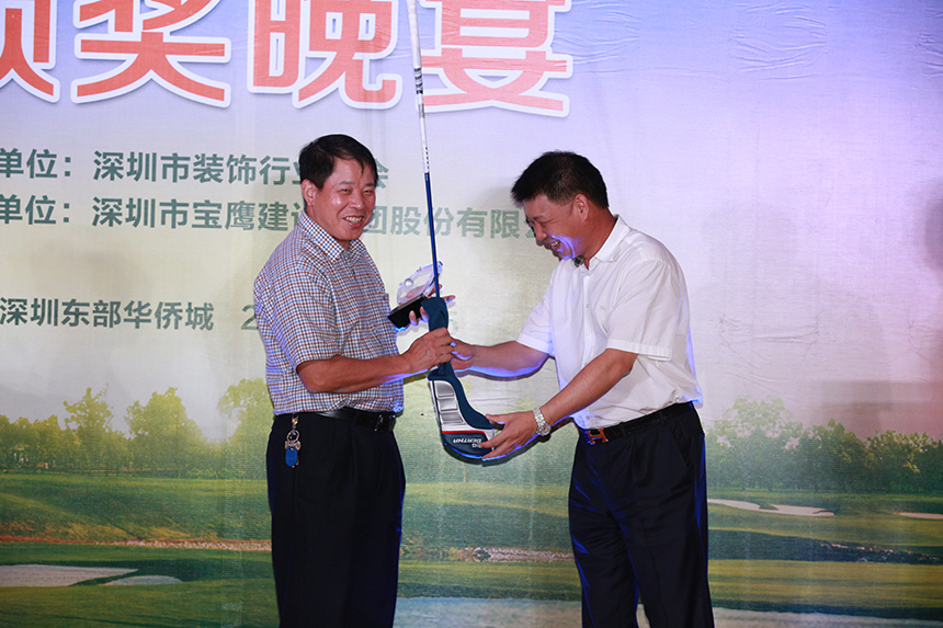 華建建設(shè)董事長葉劍彪為最遠(yuǎn)距離獎獲得者頒獎.JPG