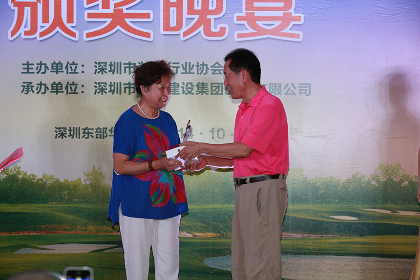深圳裝飾協(xié)會名譽(yù)會長何文祥為張鴻蘭女士頒發(fā)女子優(yōu)勝獎.JPG