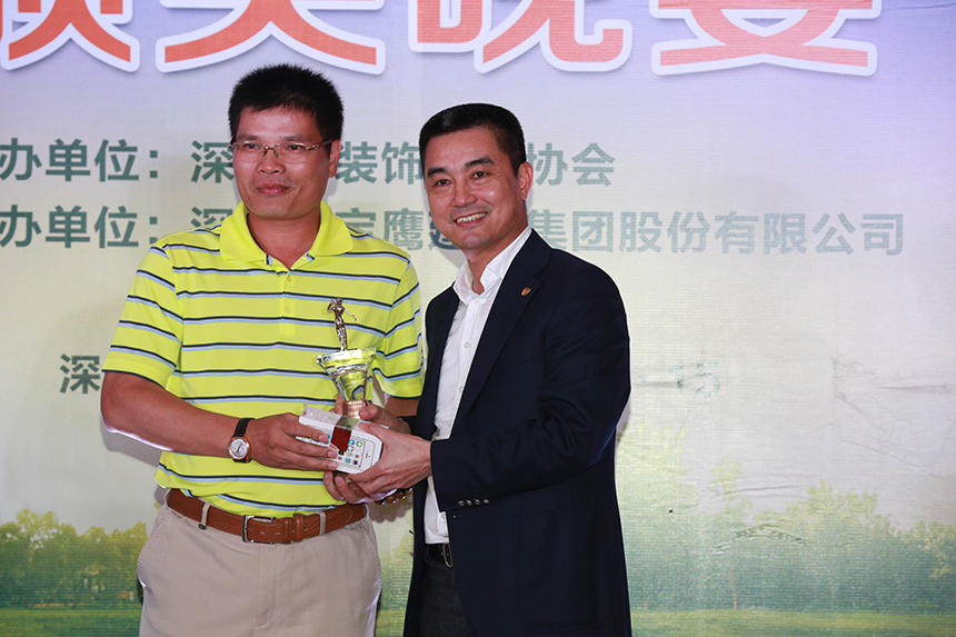 中國裝飾協(xié)會副會長葉遠(yuǎn)西為總桿亞軍頒獎.JPG