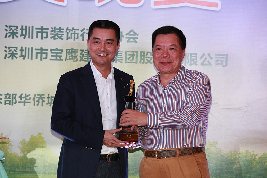 建藝裝飾董事長劉海云為凈桿冠軍中國裝飾協(xié)會西葉遠(yuǎn)副會長頒獎.JPG